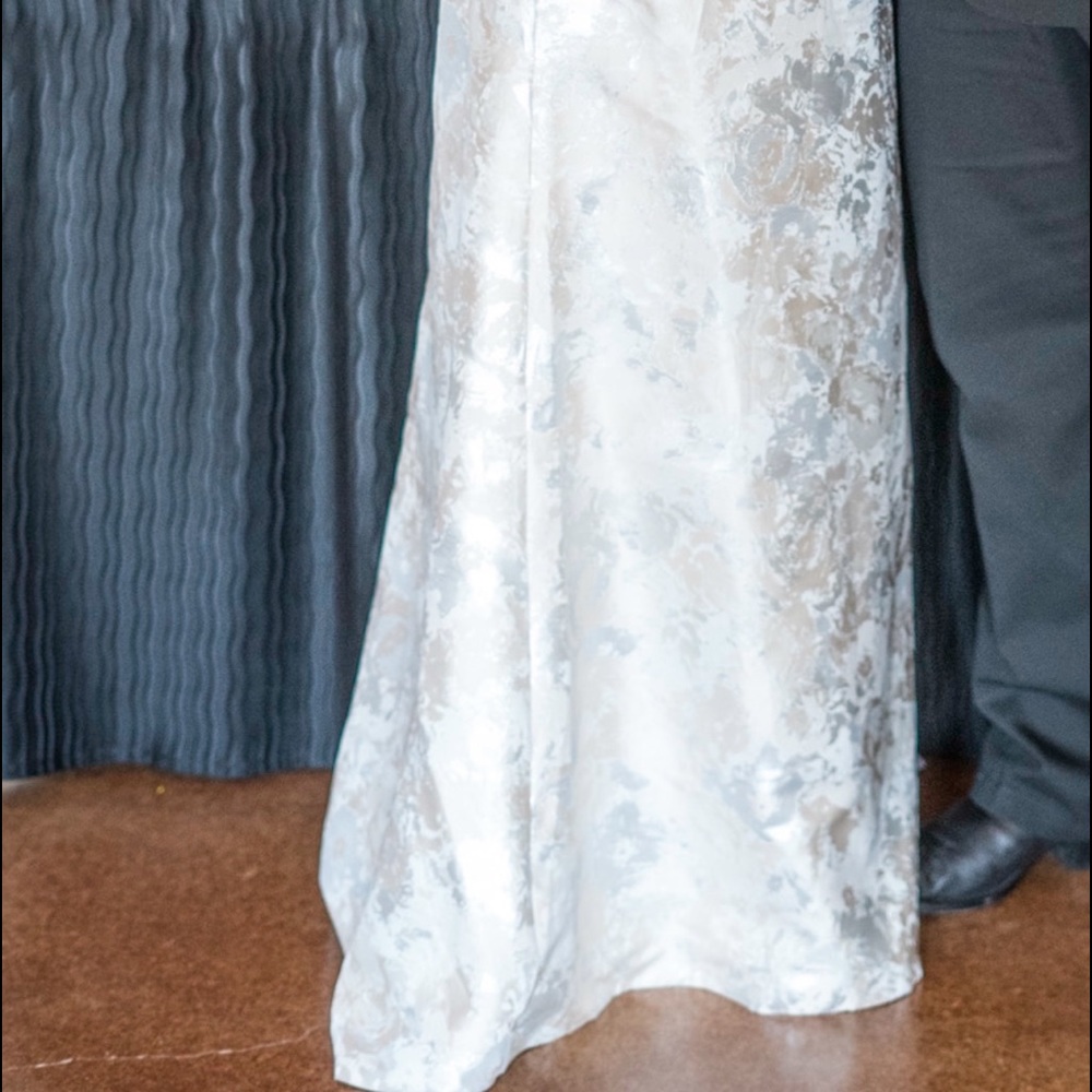 Beautiful gown! - Picture 6 of 6